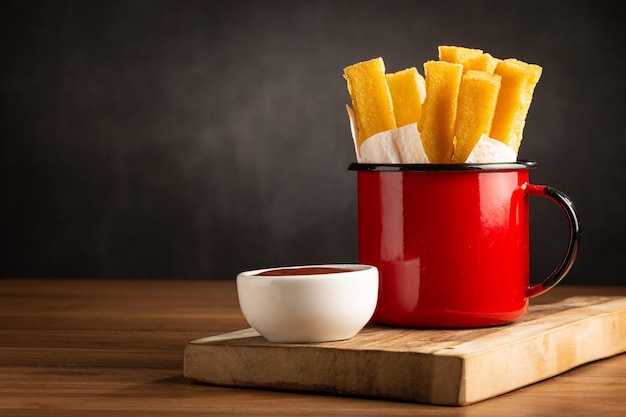 Polenta frite maison sur la table