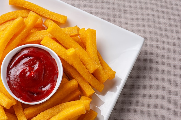 Polenta frite avec sauce ketchup