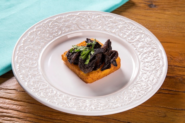 Polenta frite traditionnelle avec shitake