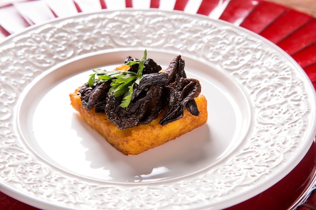 Polenta frite traditionnelle avec shitake