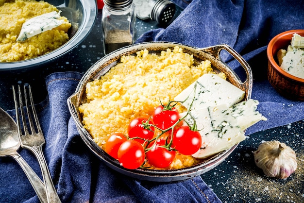 Polenta avec gorgonzola et tomates