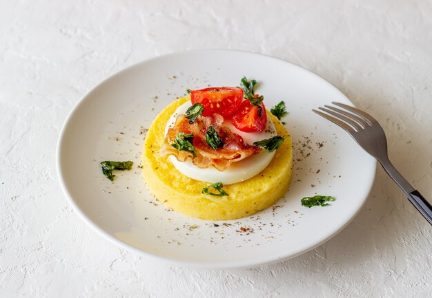 Polenta à la mozzarella, bacon et tomates