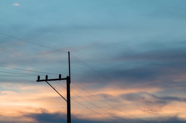 Pôles électriques beau coucher de soleil ardent, le ciel du soir