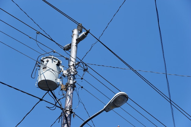 Photo pôles électriques lignes et fils