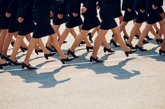 La police marche. jambes. chaussures en ligne.