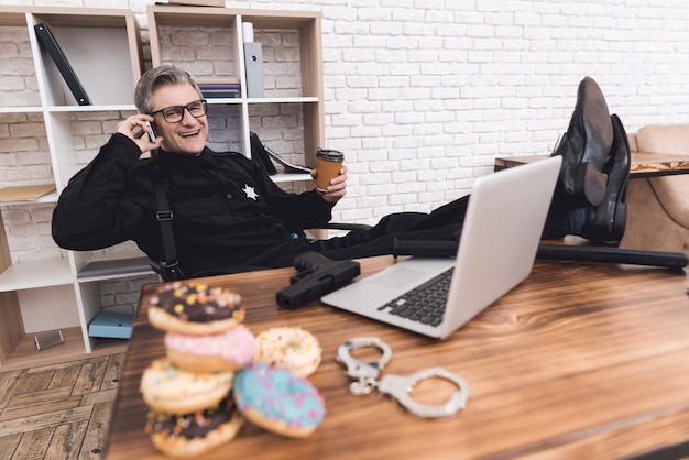 Policier dans le bureau du département. Concept de détente.