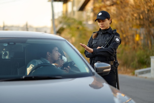 Une policière refuse de recevoir un pot-de-vin d'un conducteur de voiture. Lutte contre la corruption routière