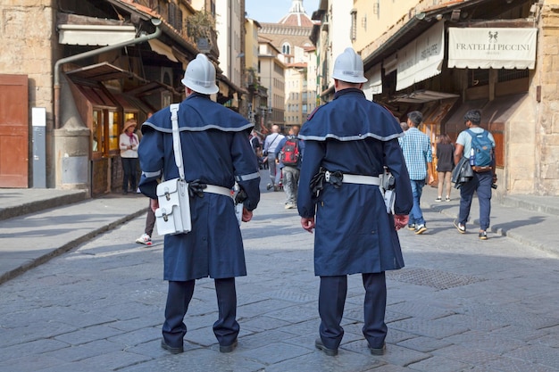 Des policiers municipaux de Florence sur le Ponte Vecchio.