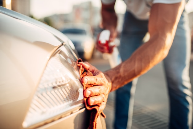 Polissage des feux arrière sur la station de lavage de voiture