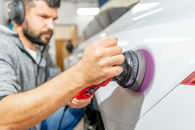 Polissage De Réparation De Carrosserie. Application De Préparations Spéciales Avec Nanotechnologie