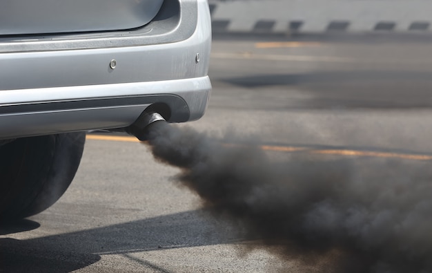 Pollution de l'air par le tuyau d'échappement du véhicule sur la route.