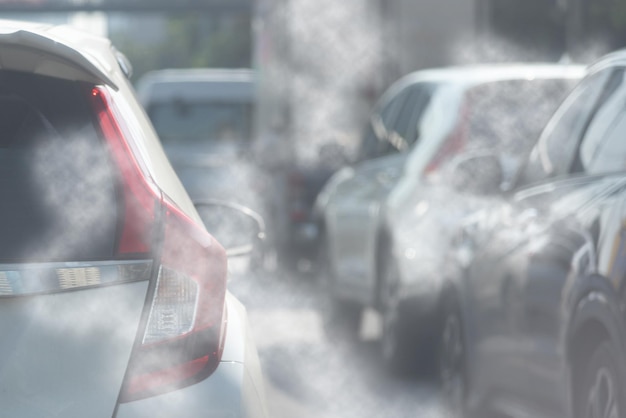 Pollution atmosphérique due au trafic de fumée d'échappement des voitures dans la ville Réduction de la pollution due au réchauffement climatique et du dioxyde de carbone provenant de la combustion des moteurs