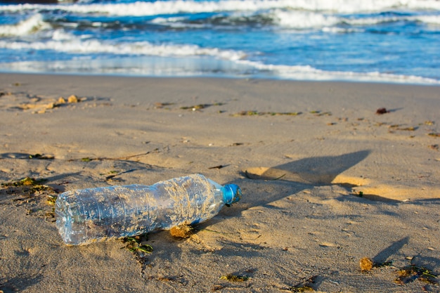 Pollution de l&#39;environnement: bouteille de plastique sur la plage