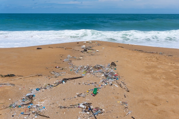 Pollution de l'environnement des déchets plastiques sur la plage de Mai Khao, Phuket, Thaïlande.