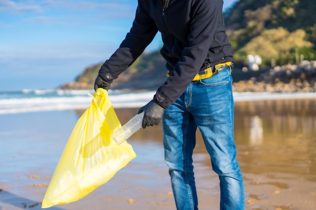 Pollution de la mer personne méconnaissable jetant un concept d'écologie de bouteille d'eau en plastique