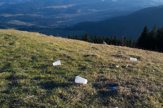 Photo pollution de la nature, déchets et plastique dans les montagnes