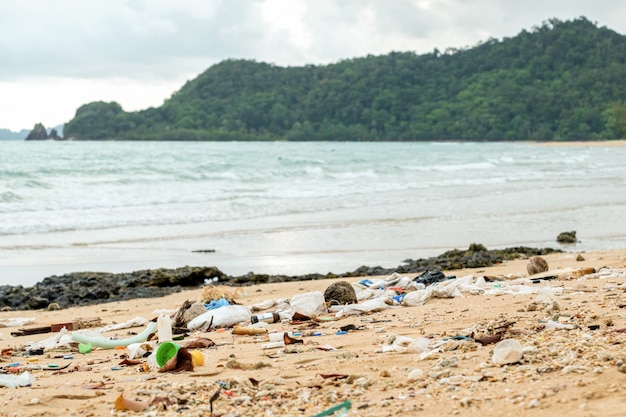 Pollution des plages. Bouteilles en plastique et autres déchets sur la plage