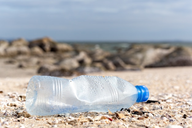 Pollution de la poubelle en plastique sur la plage