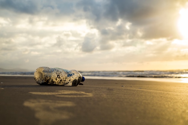 Pollution sable plage plastique