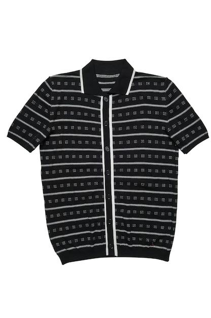 Un polo tricoté à partir de fils noirs et blancs avec un motif