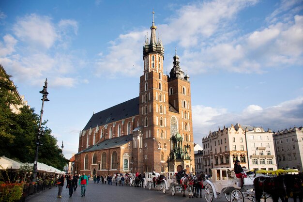 Les Polonais attendent et montent des calèches pour les Polonais et les voyageurs étrangers utilisent la visite de service de la vieille ville de Cracovie sur la place du marché principal à Stare Miasto le 20 septembre 2019 dans la Petite-Pologne