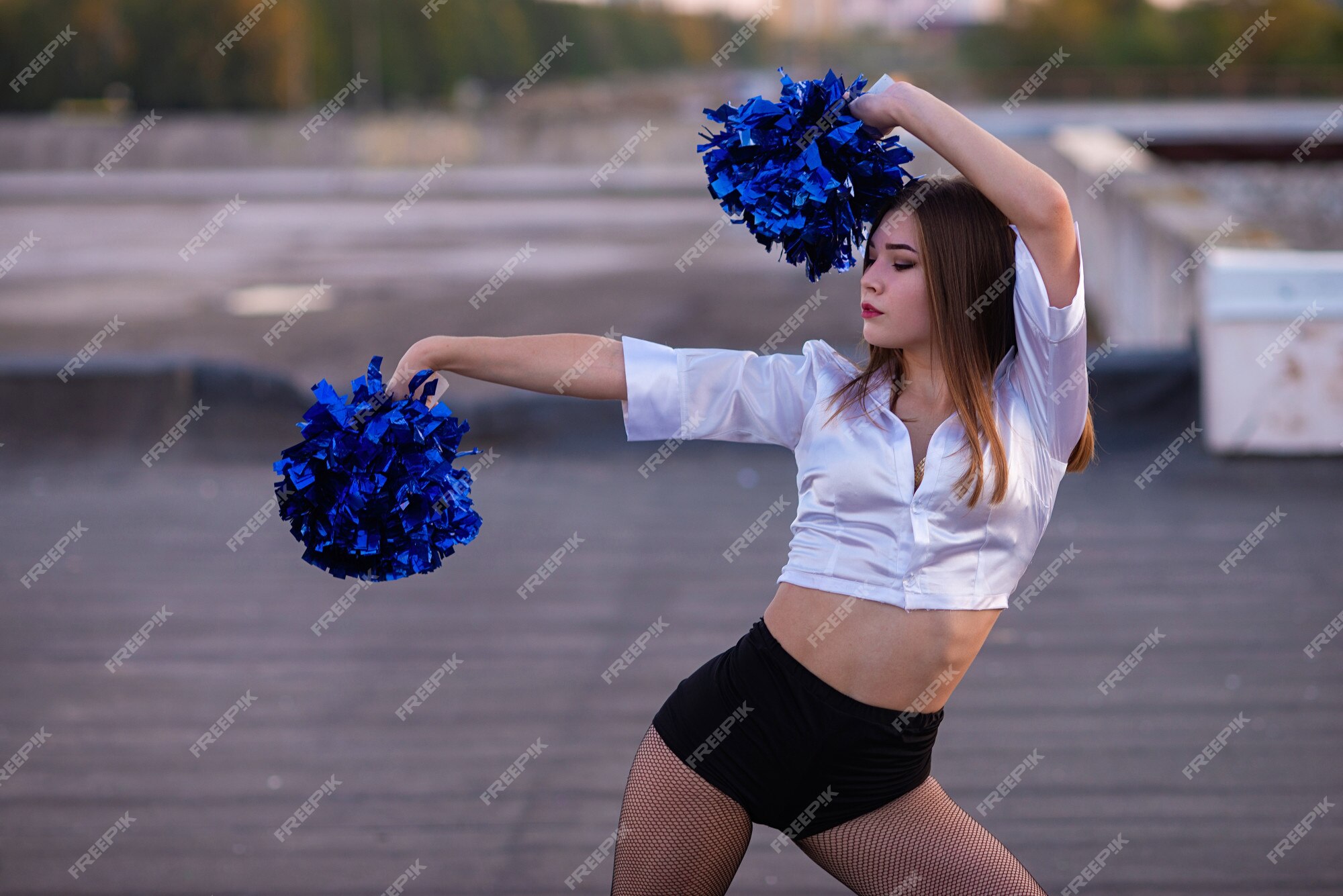 Pom-pom Girl à Pompons Dansant En Plein Air Sur Le Toit Au