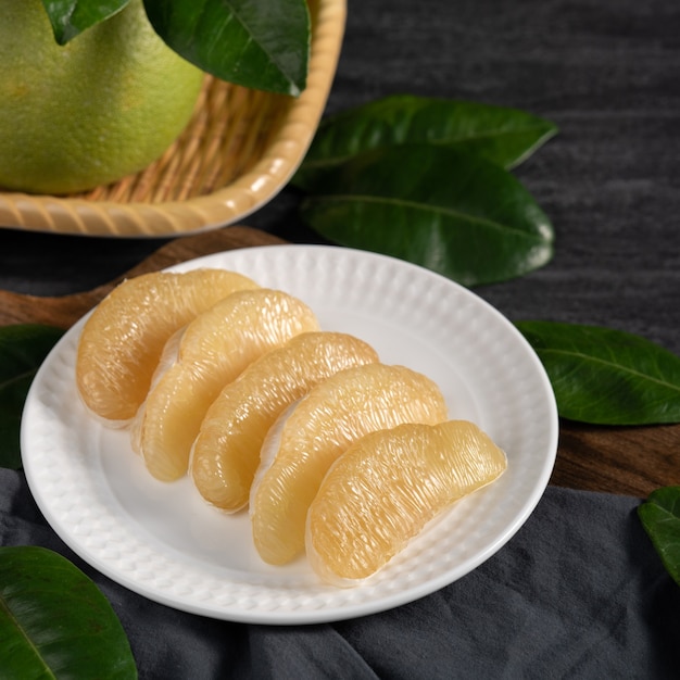 Pomelo frais sur fond d'ardoise noire pour les fruits de la fête de la mi-automne.