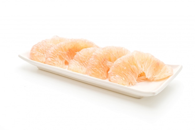 pomelo frais sur fond blanc