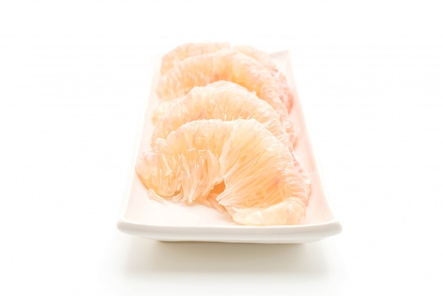 pomelo frais sur fond blanc