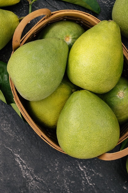 Pomelo frais, pomelo, pamplemousse, shaddock sur fond noir, fruits pour le festival de la mi-automne, vue de dessus, pose à plat.