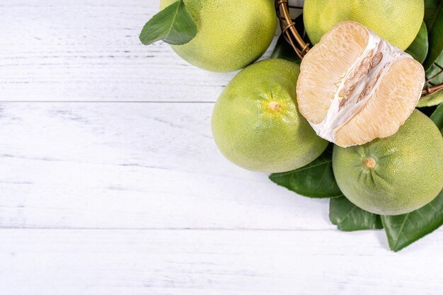 Photo pomelo pommelo fraîchement pelé grapefruit shaddock sur un fond en bois brillant fruit de saison d'automne vue supérieure sur une table plate