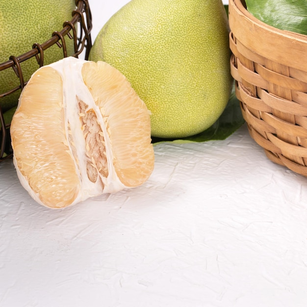 Pomelo pommelo frais pelé grapefruit shaddock sur un fond de table en bois brillant Fruits de saison pour la fête du milieu de l'automne espace de copie rapproché