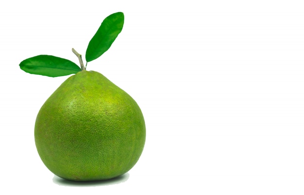 Pomelo rouge avec des feuilles isolé sur fond blanc avec un tracé de détourage