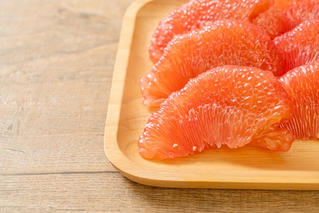 Pomelo rouge frais ou pamplemousse sur assiette