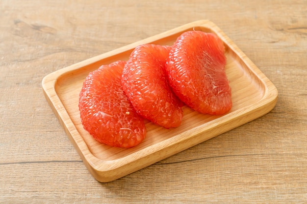 Pomelo rouge frais ou pamplemousse