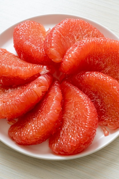 Pomelo rouge frais ou pamplemousse