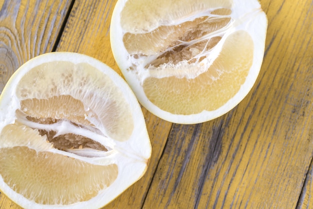 Pomelo sur la table en bois