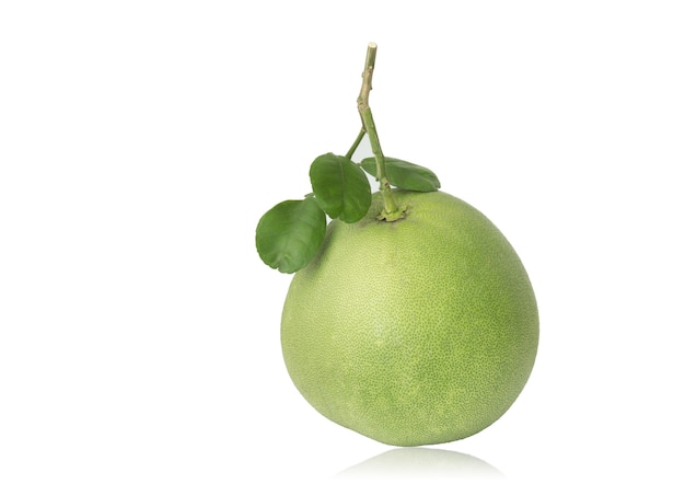 Pomelo vert frais isolé sur fond blanc avec un tracé de détourage.