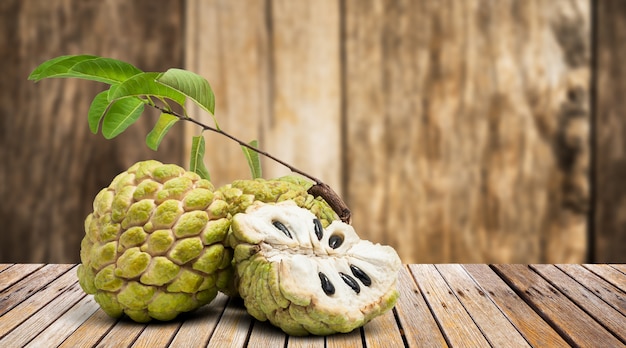 Pomme anglaise sur table en bois