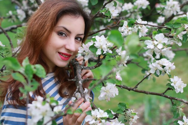 Pomme d'arbre de femme et de fleurs