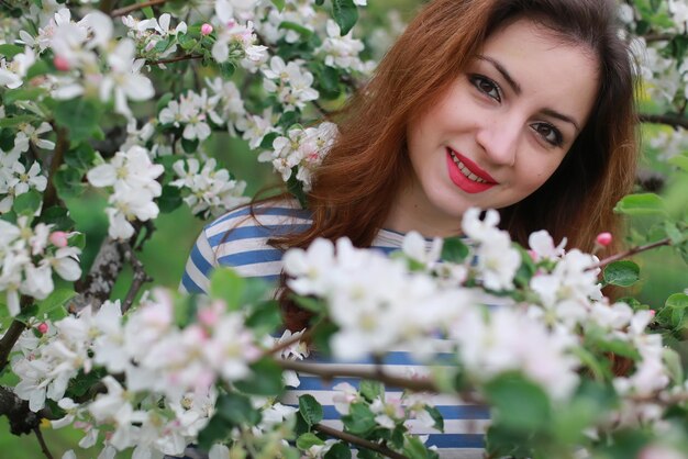 Pomme d'arbre de femme et de fleurs