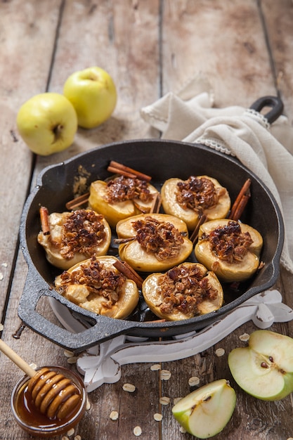 Pomme au four avec noix de pécan, miel et flocons d'avoine