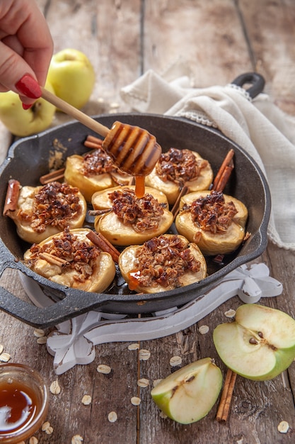 Pomme au four avec noix de pécan, miel et flocons d'avoine