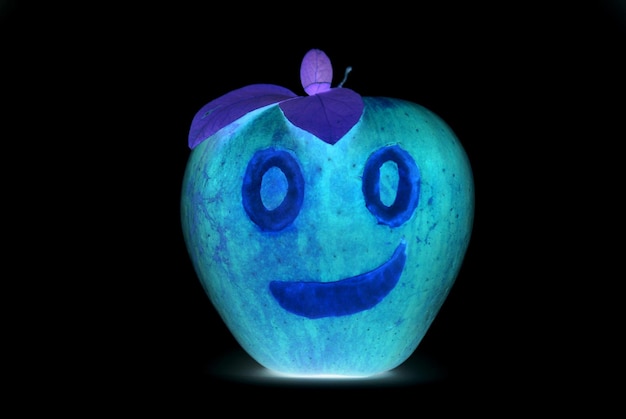 La pomme bleue heureuse