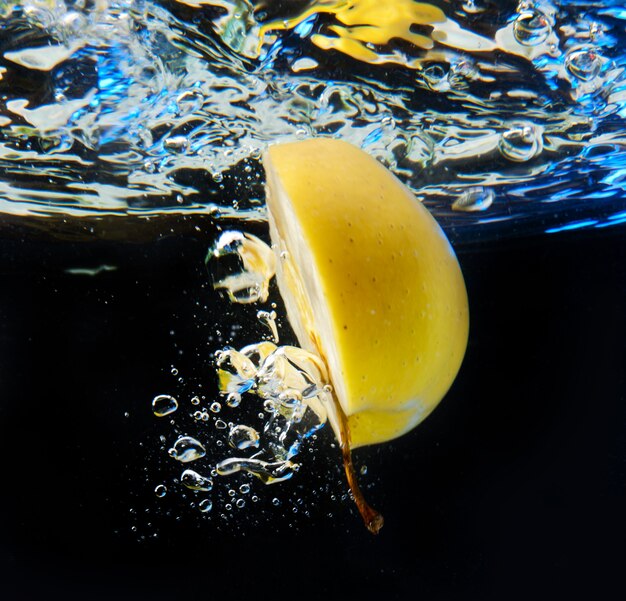 Pomme dans l'eau