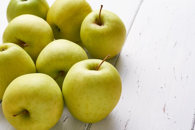 Pomme délicieuse d'or sur le fond blanc