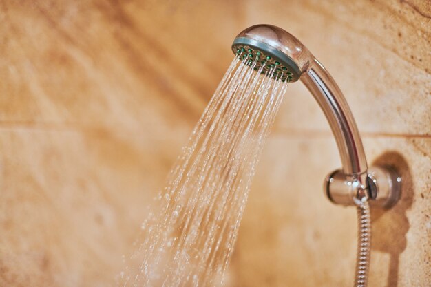 Pomme de douche dans la salle de bain