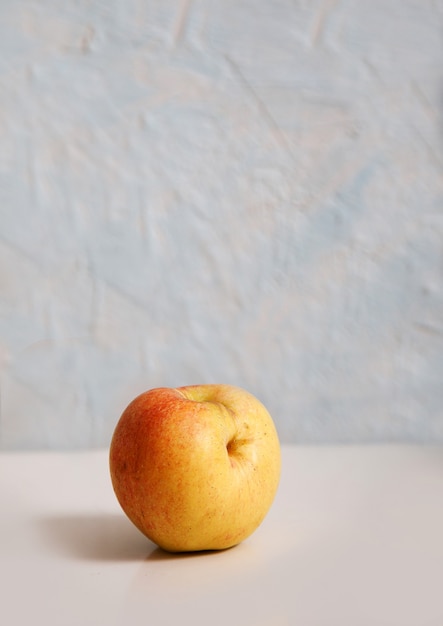 La pomme drôle se trouve sur blanc