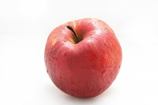 Une pomme entière isolée sur fond blanc