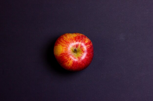 Une pomme sur fond noir Vue latérale d'une pomme rouge Une pomme mûre Vue de dessus